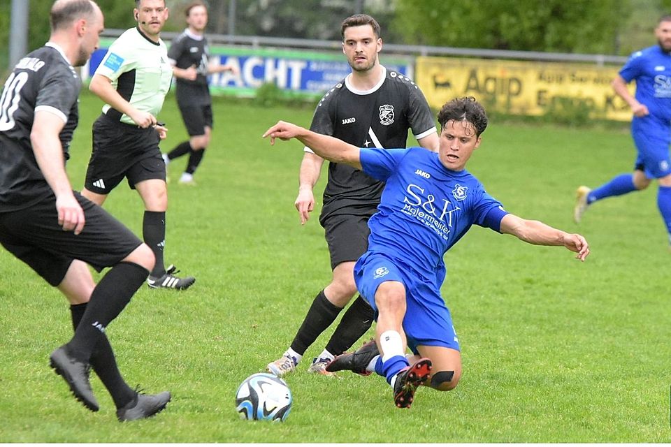 Der SV Burgweinting (in Blau) bleibt Spitzenreiter BSC Regensburg auf den Fersen.