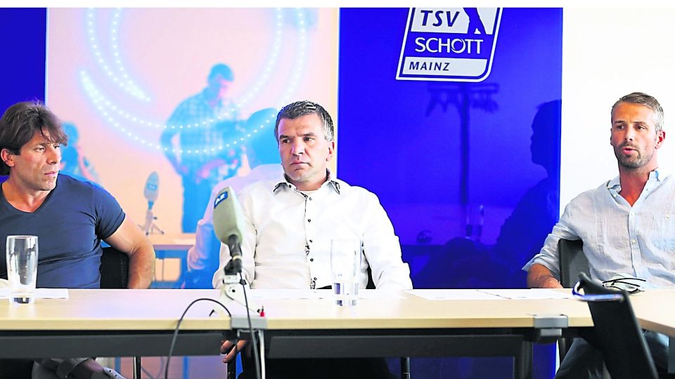 Bei dieser Pressekonferenz teilt Marco Rose mit, dass er den Trainerposten beim TSV Schott Mainz nicht antreten wird.