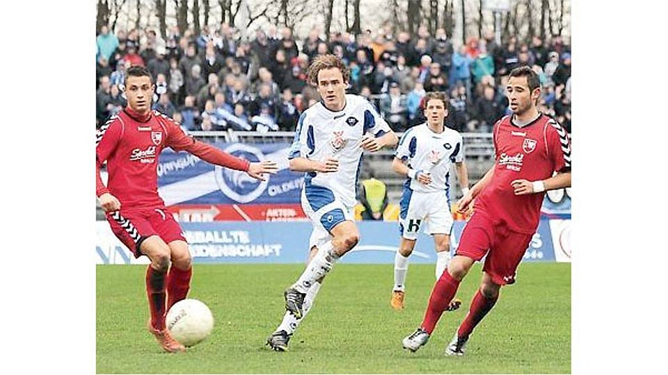 Das Derby VfB Oldenburg (weiße Trikots) gegen SV Wilhelmshaven (rot) wird es 2014/15 wohl nicht geben.   Bild: Kai Niemann