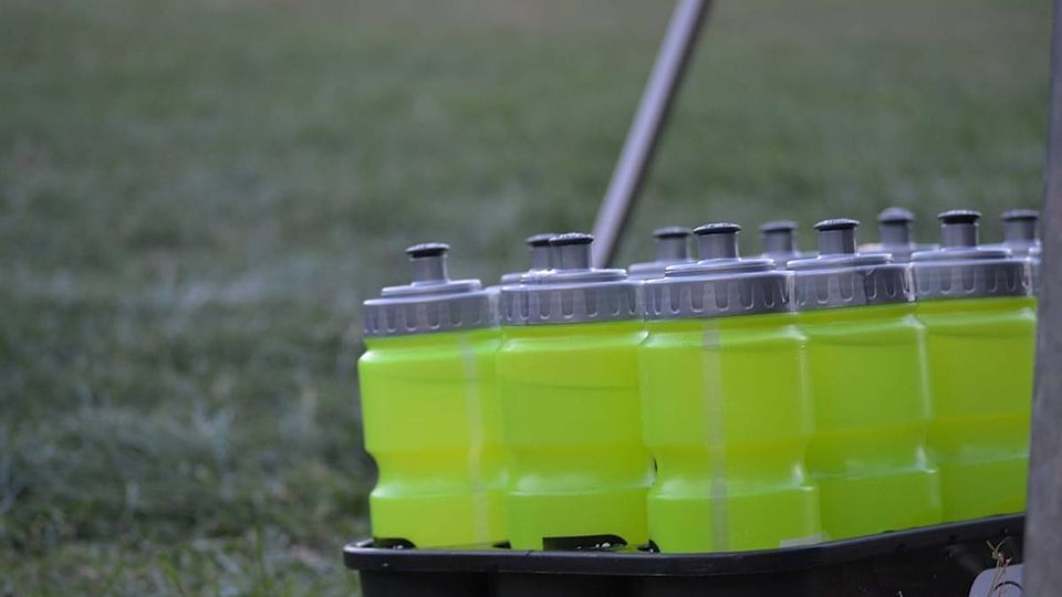 Getränke dürfen im Sommer beim Training nicht fehlen. 