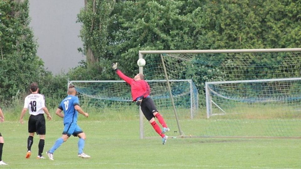 Unhaltbar: Mit einem Sonntagsschuss zum 3:1 setzte Kevin Hertwig den Deckel auf die Partie seines SV Tapfer Leipzig gegen den SV Eintracht Leipzig-Süd. F: Nicole Jacob/SN
