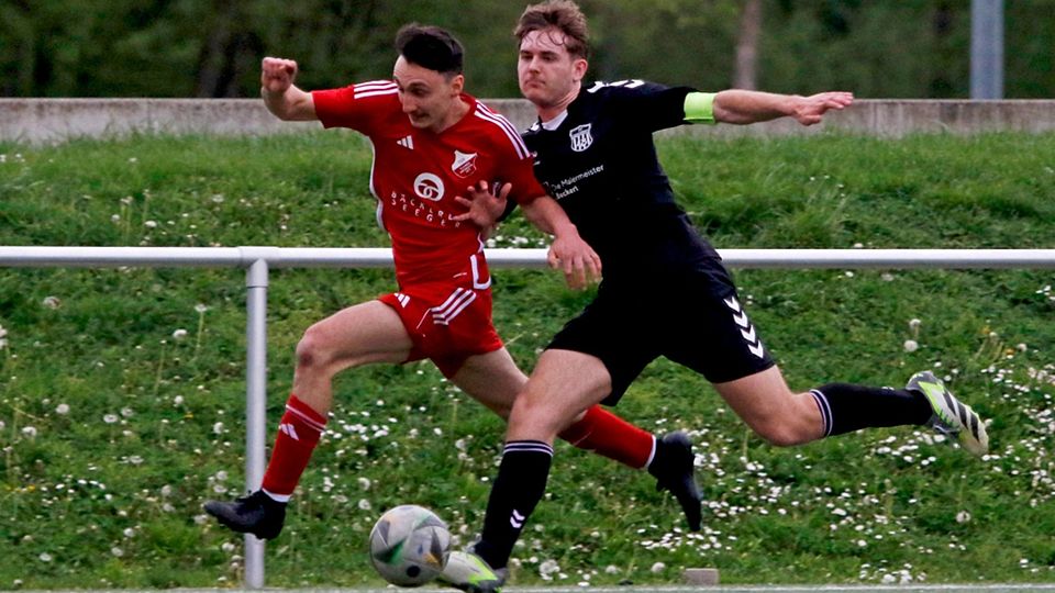Adrian Hönigschmied, der Kapitän des FV Lörrach-Brombach II (rechts), versucht Michael Kuttler, den Stürmer des TuS Kleines Wiesental, vom Ball zu trennen. | Foto: Matthias Konzok