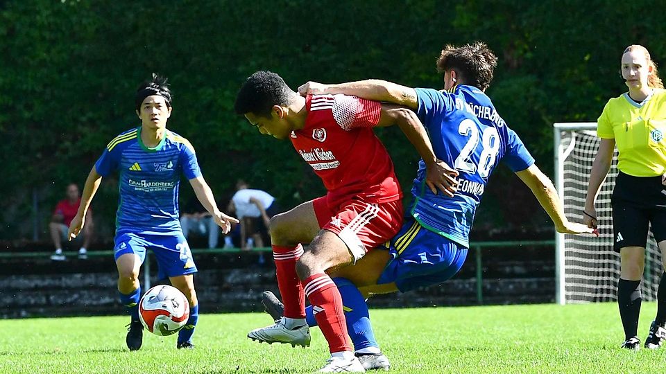 Zweikampf aus dem Hinspiel: Mao Koyama vom SVW Mainz (in Rot) versucht sich gegen einen Abwehrspieler des SV Büchelberg durchzusetzen.  Archivfoto: Kristina Schäfer