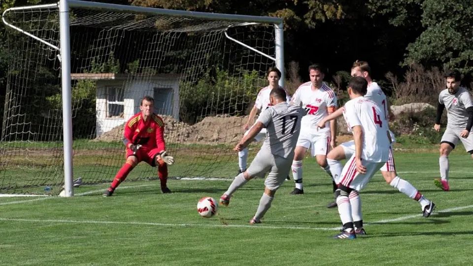 Nuh Arslan (Nummer 17 ) scheitert in dieser Szene zwar an Jettingens Keeper Daniel Sax (links), doch am Ende gewann TGL mit 2:0