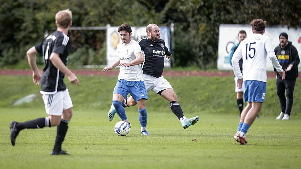 Gleich darauf ist Habach in Überzahl: Nach einem Frustfoul am späteren Siegtorschützen Manuel Diemb (in Weiß) flog Ayings Alexander Steffel mit Gelb-Rot vom Platz.