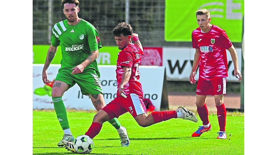 Ein Wormatia-Youngster, der seine Einsatzminuten für Eigenwerbung nutzt: Vasileios Siontis (am Ball). Links der Auersmacher Sandro Kempf, rechts Nico Jäger.	Foto: Christine Dirigo/pakalski-press