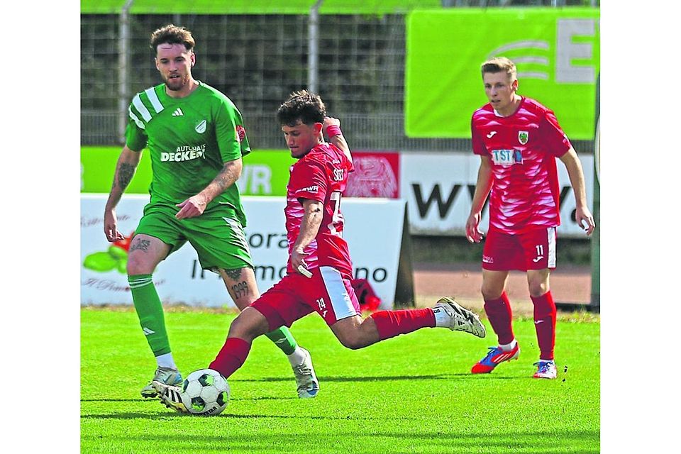 Ein Wormatia-Youngster, der seine Einsatzminuten für Eigenwerbung nutzt: Vasileios Siontis (am Ball). Links der Auersmacher Sandro Kempf, rechts Nico Jäger.	Foto: Christine Dirigo/pakalski-press