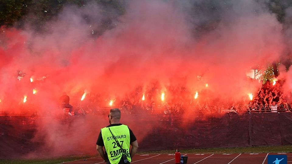 Für die Ausschreitungen der eigenen Fans in Schweinfurt sind die Würzburger Kickers hart bestraft worden. 