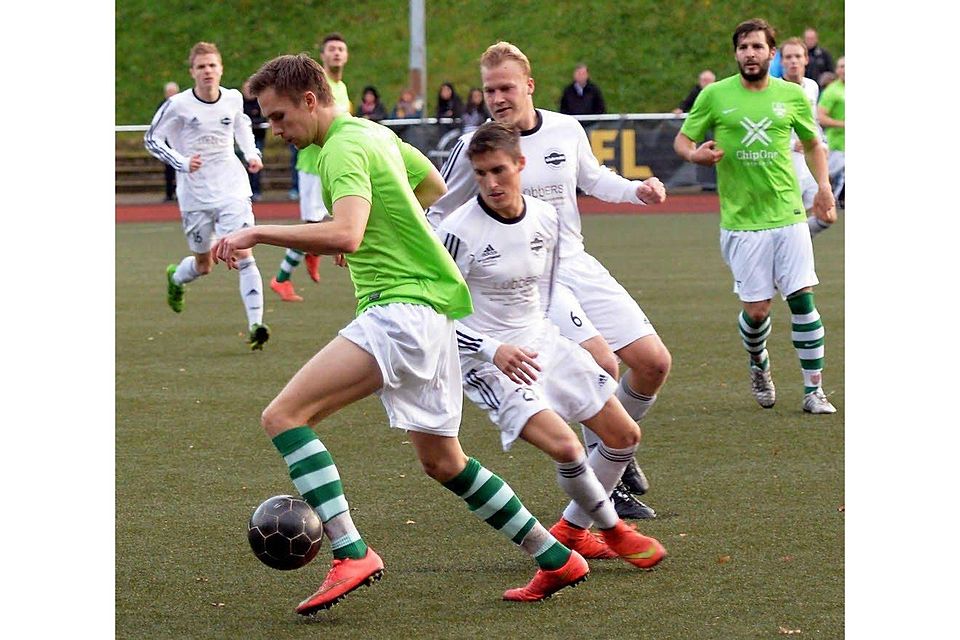 Jonas Müller-Frank (vorne) ist mit dem FC Bensberg beim Heiligenhauser SV II zu Gast, der hochmotiviert ist., Foto: BILDER: ULI HERHAUS