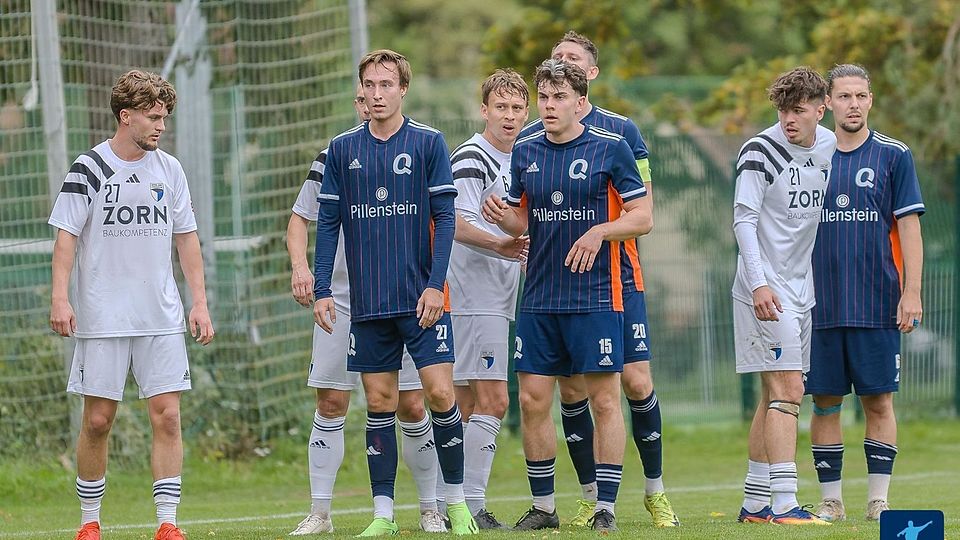 Ein umkämpftes Match lieferten sich die SpVgg Jahn Forchheim (in weiß) und die Quelle Führt (blau) mit dem besseren Ende für die Fürther.