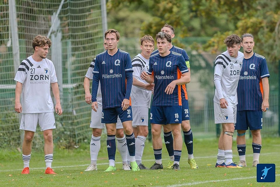 Ein umkämpftes Match lieferten sich die SpVgg Jahn Forchheim (in weiß) und die Quelle Führt (blau) mit dem besseren Ende für die Fürther.
