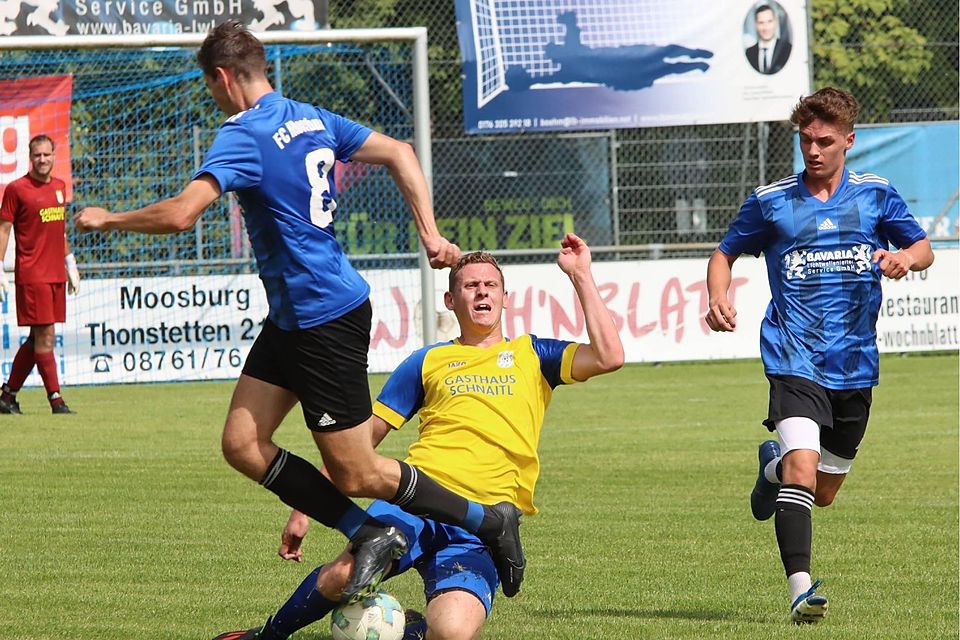 Der FC Moosburg II (blaue Trikots) konnte trotz langer Unterzahl einen Sieg gegen Tegernbach einfahren. Hier eine Szene aus der Partie gegen Wang.