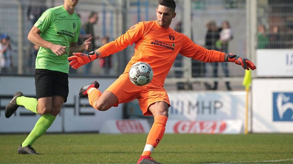 Thomas Bromma (re.) wird beim Trainingsstart der Kickers dabei sein: Der Torwart kommt vom Ligarivalen SGV Freiberg.