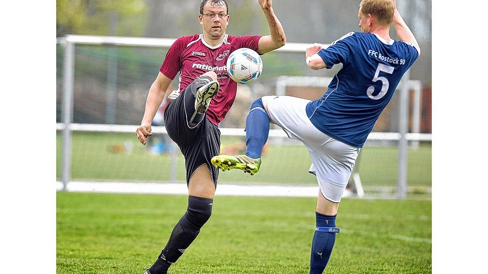 Torsten Wenzlaff (PSV II/links) war beim 8:1 seiner Mannschaft gegen den FFC Rostock 90 (rechts Christian Altmann) nicht zu bremsen und erzielte vier Treffer. Foto: Georg Scharnweber