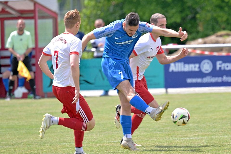 Ziemetshausens Stürmer Tarik Music tankt sich durch und versucht es aus der Distanz. In Jettingen traf er doppelt.