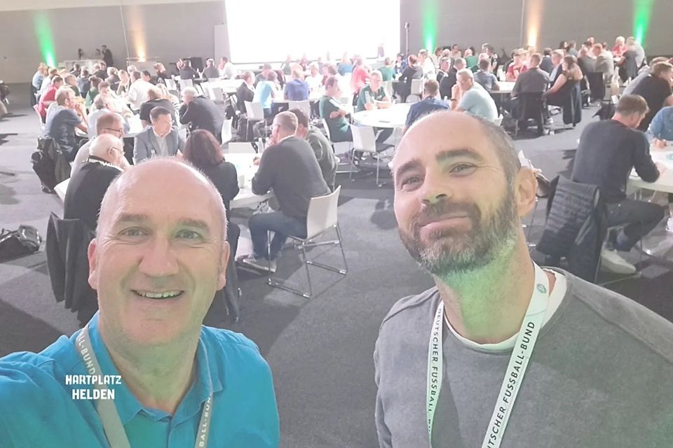 Gerd Thomas und Tim Frohwein (v.l.) beim DFB-Amateurkongress im September 2023: Nun laden die Hartplatzhelden zur eigenen Amateurfußball-Konfernz am 23. Mai nach Berlin