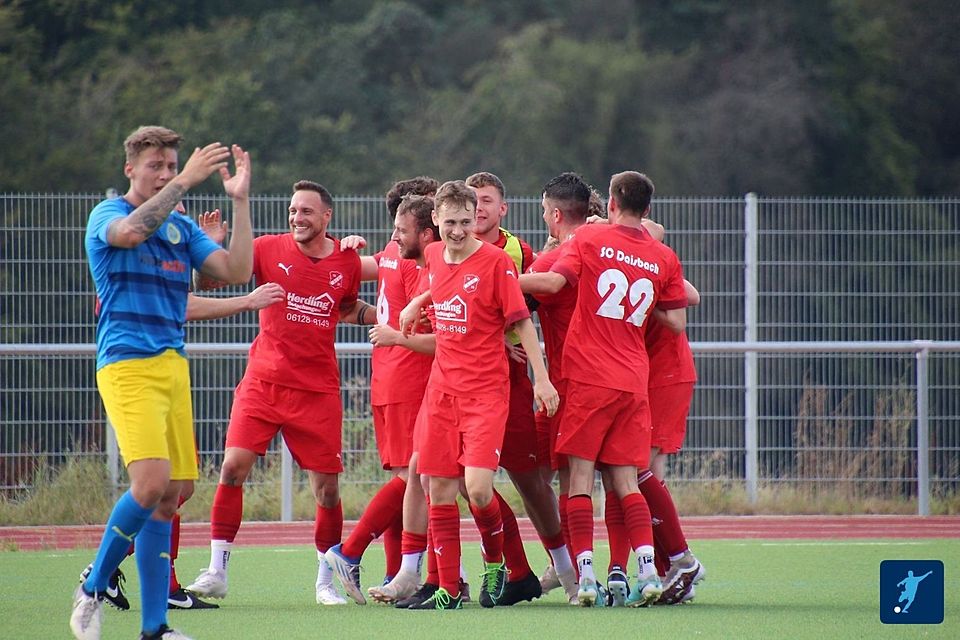 Der SC Daisbach (rote Trikots) durfte den Sieg im Topspiel gegen den TuS Kemel bejubeln. Die SG Hünstetten (blaue Trikots) ärgerte sich über das 2:7 bei der JSG Aarbergen. 