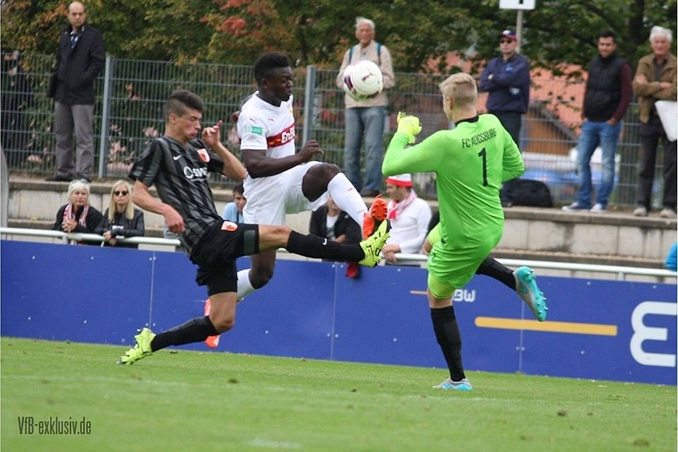 Willibroad Gumuh ist einen Tick schneller als die Augsburger und erzielt den entscheidenen Treffer für die B-Junioren des VfB Stuttgart. Foto: Lommel