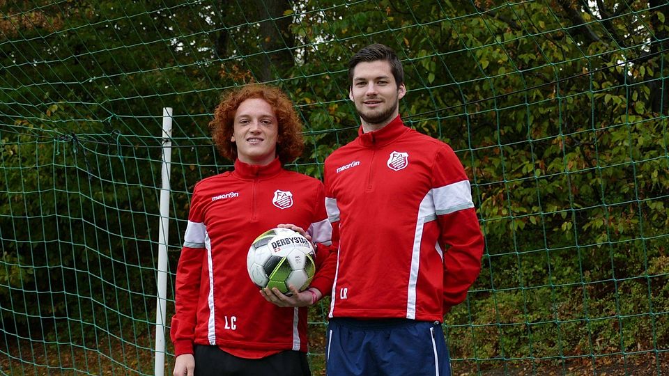Lust am Fußball entschädigt für Vieles: Luca Chapmann und Lennart Rottmann nehmen regelmäßig weite Fahrten in Kauf, um gemeinsam für die SG FA Herringhausen/Eickum am Ball zu sein.