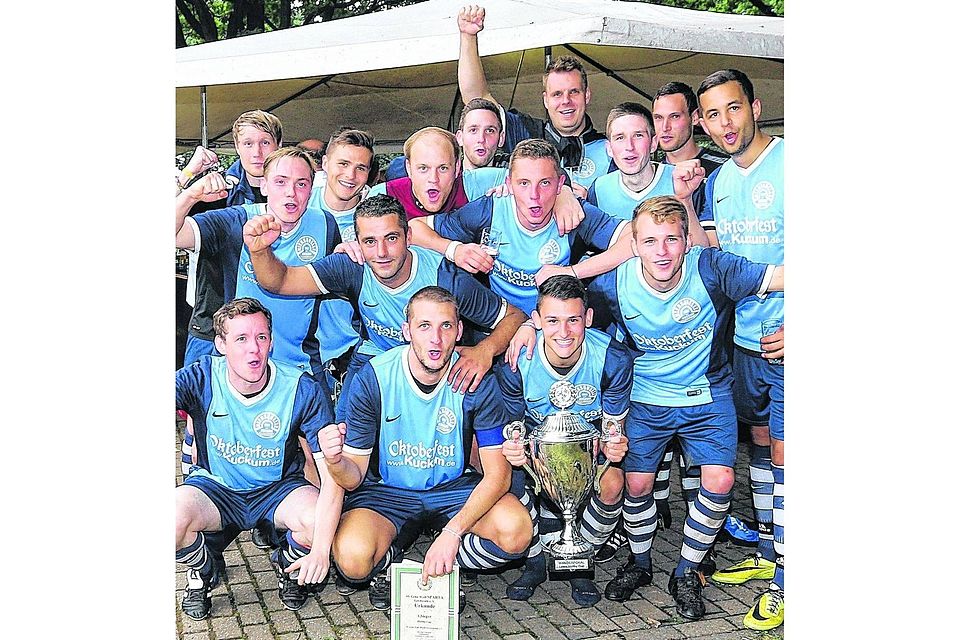 Das Team des SV Niersquelle Kuckum feiert den Sieg beim sechsten Fußball-Turnier um den Lewis-Holtby-Cup in Gerderath. Foto: Royal
