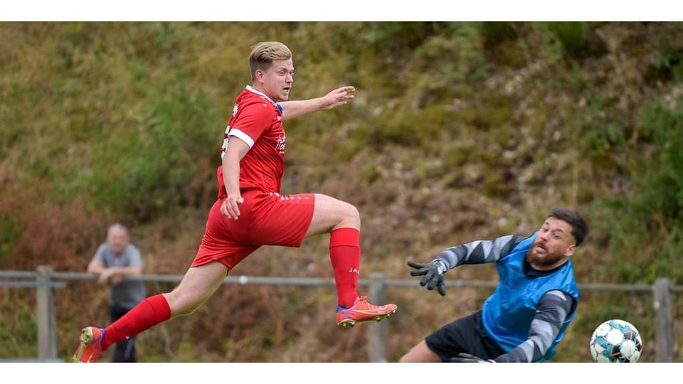 Dennis Schmidbauer (l.) überwindet Amedspors Torhüter Sercan Erdem und erziehtl das 2:1 für den FC Schöffengrund. Foto: Martin Groß 