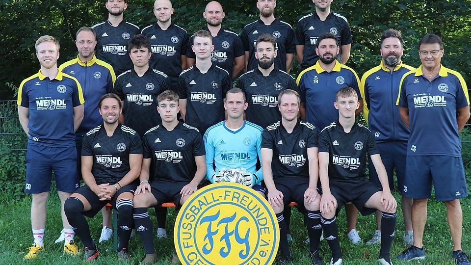 Die FF Geretsried vor der Saison 2022/23 in der Kreisklasse 4: (hinten, v. li.) Georgios Stogiannidis, Martin Cichy, Dominik Zelt, Nils Langenau, Dincer Aydin, (Mitte, v. li.) Torwarttrainer Christian Tuth, Andrei Cebotari, Moritz Frank, Kilian Sauer, Co-Trainer Johann Latanskij, Trainer Christos Georgiadis, (vorne, v. li.) Daniel Schäfer, Markus Rappel, Manuel Weilguni, Adin Zabic, Stefan Aust, Owen Kindler, Betreuer Gerhard Chvalina. Auf dem Foto fehlen Fabian Radosevic, Thomas Bucek, Mile Blazevic, Zeljko Czikos, Marcel Ludsteck, Matija Juric, Fransuano Rakipllari, Niklas Keilwerth, Florian Steckermeier und Tobias Wiezcorek.