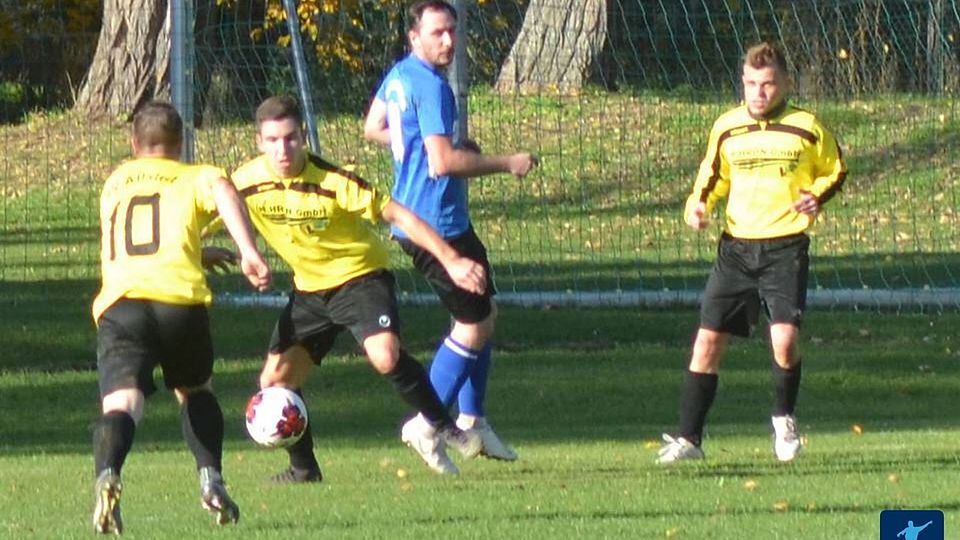 Tabellenführer Allstedt (in gelb) wird in der laufenden Kreisoberliga-Saison nicht mehr auf den Platz zurückkehren.
