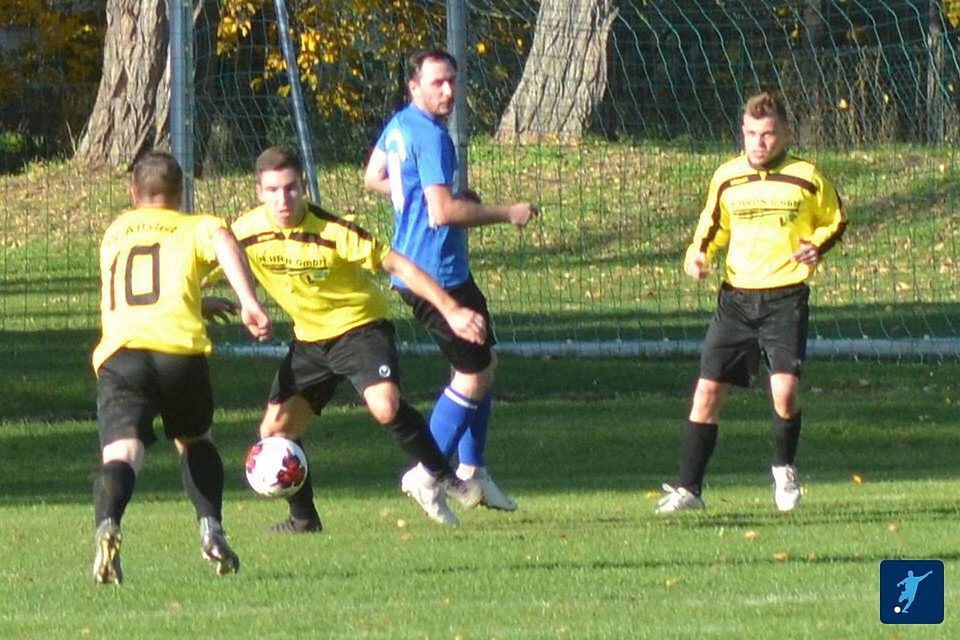 Tabellenführer Allstedt (in gelb) wird in der laufenden Kreisoberliga-Saison nicht mehr auf den Platz zurückkehren.