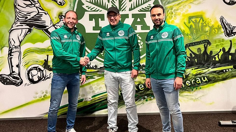 Aiglsbachs Sportlicher Leiter Sepp Bergermeier (li.) heißt Neu-Coach Torsten Holm (Mitte) gemeinsam mit Co-Spielertrainer Dominik Huber willkommen 