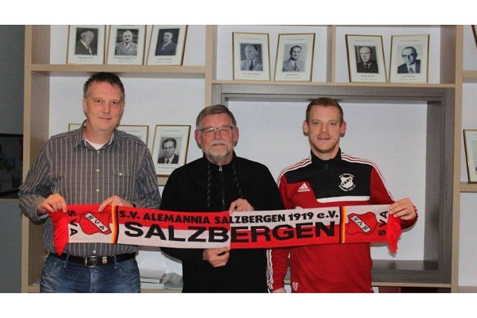 Der neue Coach Dominik Grondmann (links) mit Geschäftsführer Karlheinz Schubring (Mitte) und Ko-Trainer Pascal Schubring. - Foto: SVA Salzbergen.