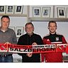Der neue Coach Dominik Grondmann (links) mit Geschäftsführer Karlheinz Schubring (Mitte) und Ko-Trainer Pascal Schubring. - Foto: SVA Salzbergen.
