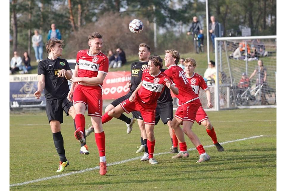Derbysieg: Die SKG Bickenbach (links Benedikt Saltzer) kam in der Fußball-Kreisoberliga zu einem klaren Erfolg bei der Spvgg Seeheim-Jugenheim (Zwiter von links Nick Höppner).	Foto: Peter Henrich