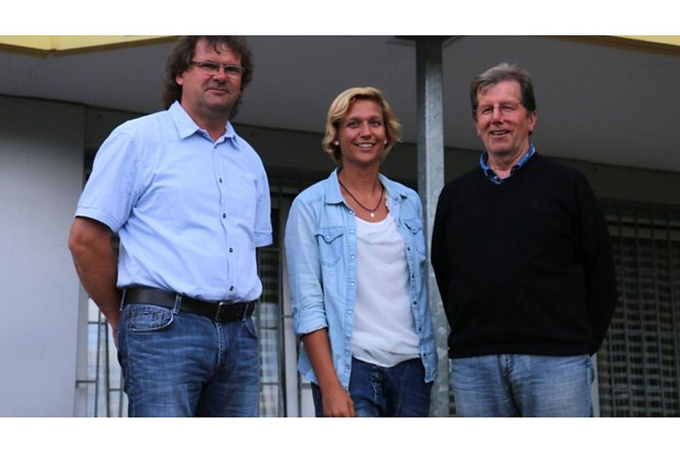 Der neue Abteilungsleiter Günther Herz (rechts) stellt die neuen Trainer vor: Anika Höß coacht zukünftig die B-Juniorinnen, Wulf Saur übernimmt die Frauen. Foto: Ralf Mangold