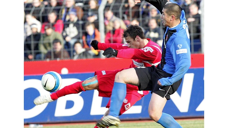 Der Ex-Mainzer Du-Ri Cha (rechts), hier im Dress von TuS Koblenz gegen Markus Feulner von Mainz 05, ist ein Kenner des deutschen und des südkoreanischen Fußballs. Das Bild entstand während eines Zweitliga-Spiels 2008.	Archivfoto: Nordphoto