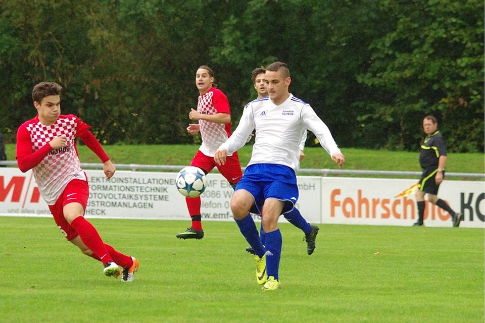 Dino Mrkic (am Ball) und der VfB Bach empfangen morgen Abend den FC Jura zum Nachholspiel. F: lst