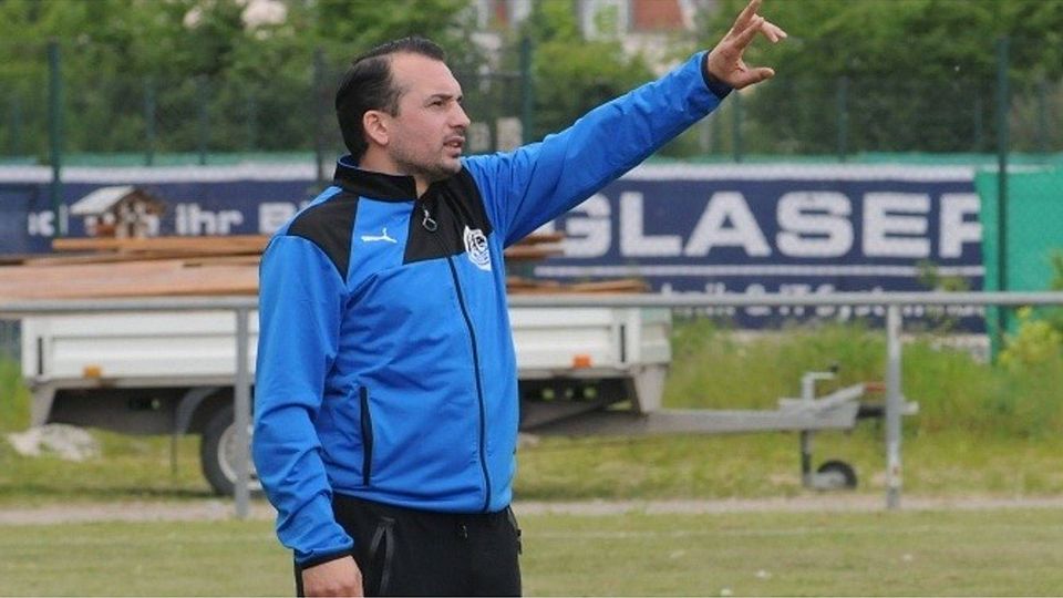 Erleichterung: Trainer Özcan Gündogan und der FC Gunzenhausen spielen auch in der nächsten Saison in der Kreisklasse. Foto: Mathias Hochreuther