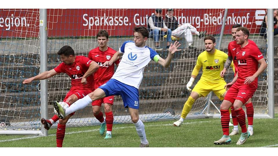 Einer gegen fünf: Fabian Schmidt (weißes Trikot) vom VfB Marburg versucht sich gegen die Abwehr des KSV Baunatal. © Jens Schmidt