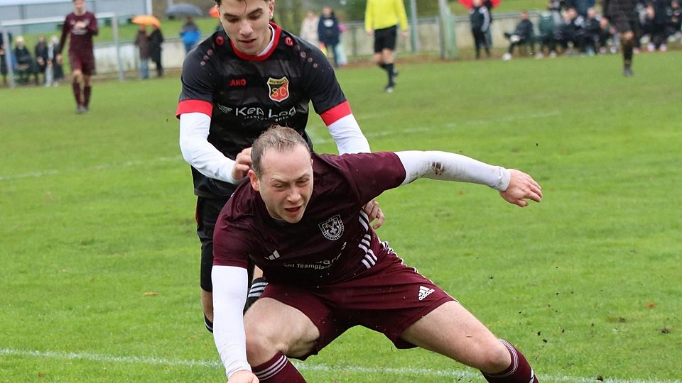 Brachten ihre Gegner erneut zu Fall: Die Massenhausener um Labro Grohmann (hinten) gewannen mit 5:0.