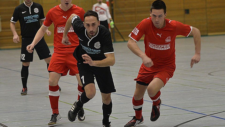 Die rot gekleideten Thannhauser setzten sich beim Heimspiel nur ganz knapp gegen ein starkes Team von Türkiyemspor Krumbach durch.  Foto: Ernst Mayer