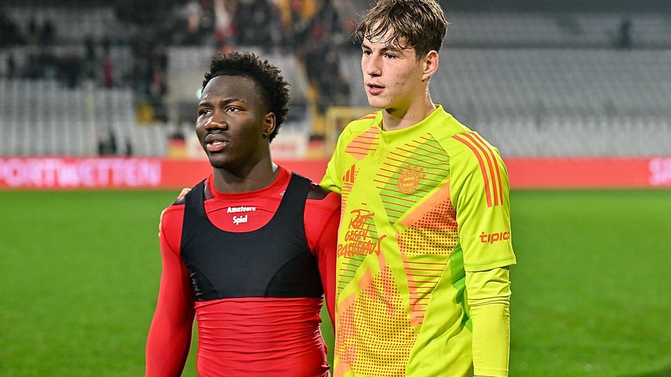 Nestory Irankunda mit U17-Weltmeister Max Schmitt nach einem Spiel der FC Bayern Amateure im Grünwalder Stadion.