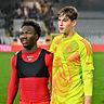 Nestory Irankunda mit U17-Weltmeister Max Schmitt nach einem Spiel der FC Bayern Amateure im Grünwalder Stadion.