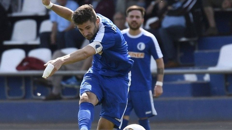 Schusshaltung: Giuseppe Serra von Verbandsligist Viktoria Urberach zieht ab.