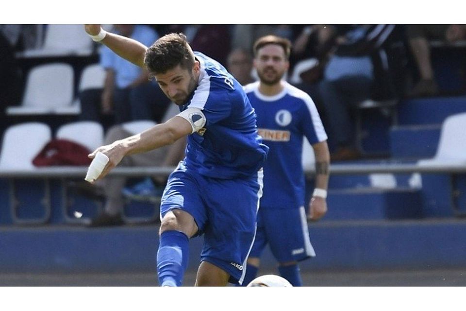 Schusshaltung: Giuseppe Serra von Verbandsligist Viktoria Urberach zieht ab.