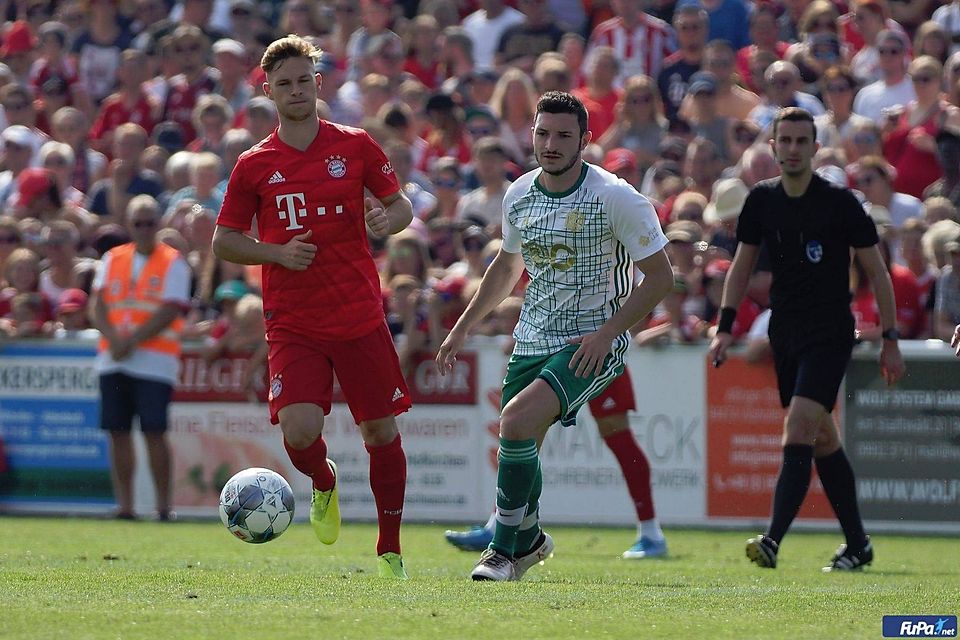 Nicht nur wegen seines Ehrentreffers zum 1:13-Endstand wird Alois Eberle (re.) das Spiel gegen den FC Bayern wohl immer in Erinnerung bleiben. 