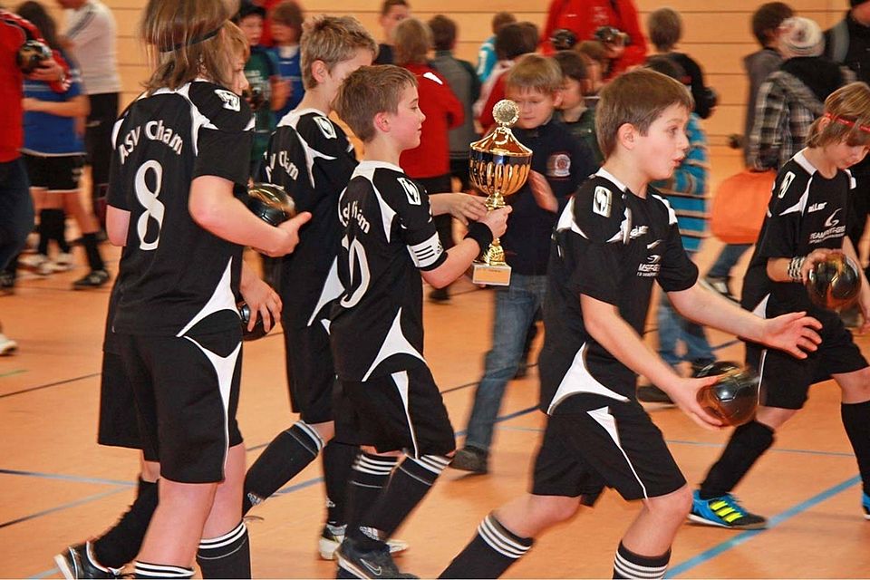 "Da ist das Ding!" - Die ASV U11 holte sich den Pokal.Foto: Christian Groitl