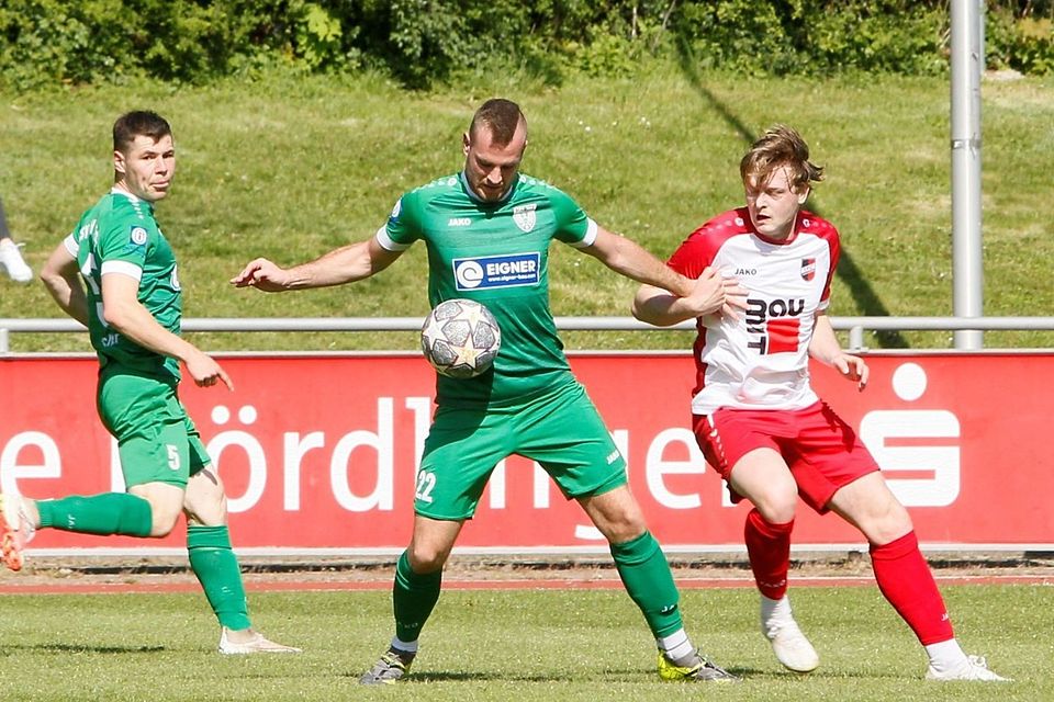 Alexander Schröter (Mitte) erzielte das einzige Nördlinger Tor beim Remis gegen den 1. FC Sonthofen.