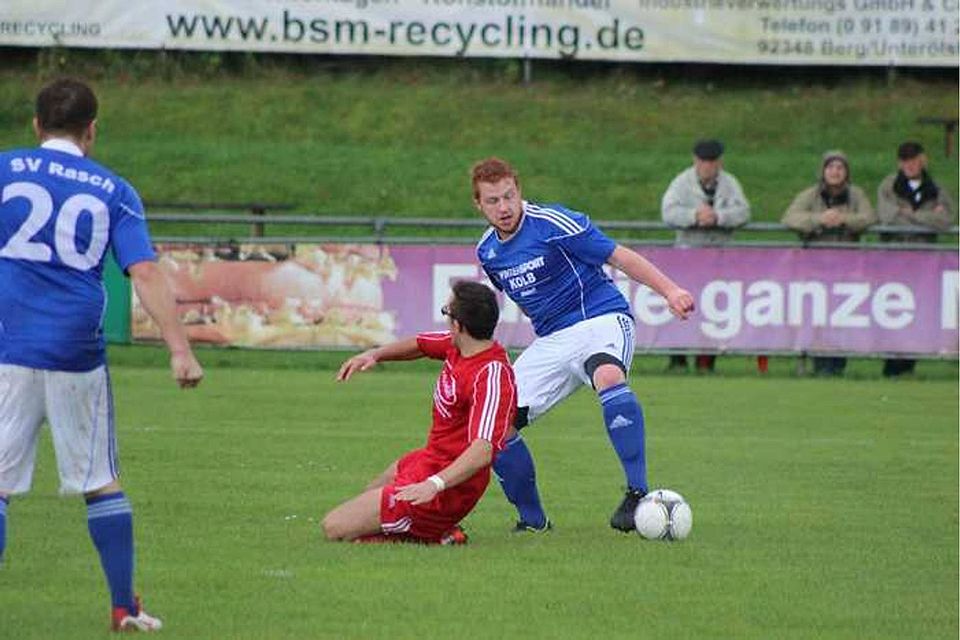 Bei den Nachbarschaftsduellen zwischen dem FC Altdorf und dem SV Rasch geht es traditionell ordentlich zur Sache, so wie hier beim Hinspiel zwischen Tobias Birkelbach (rechts) und Pasxalis Papathanasiou (Foto: DV).