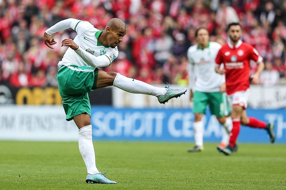 Außenverteidiger Theodor Gebre Selassie hat sich beim 2:1-Auswärtssieg gegen den FC Augsburg eine Gehirnerschütterung zugezogen. Foto: Getty Images