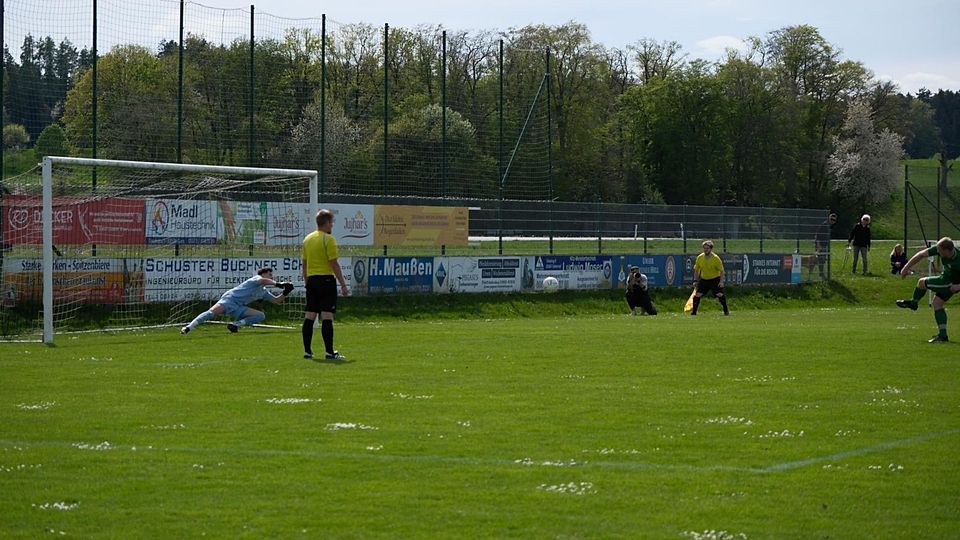 Philipp Asenbeck scheitert aus 11 Metern an SBR Keeper Deckert