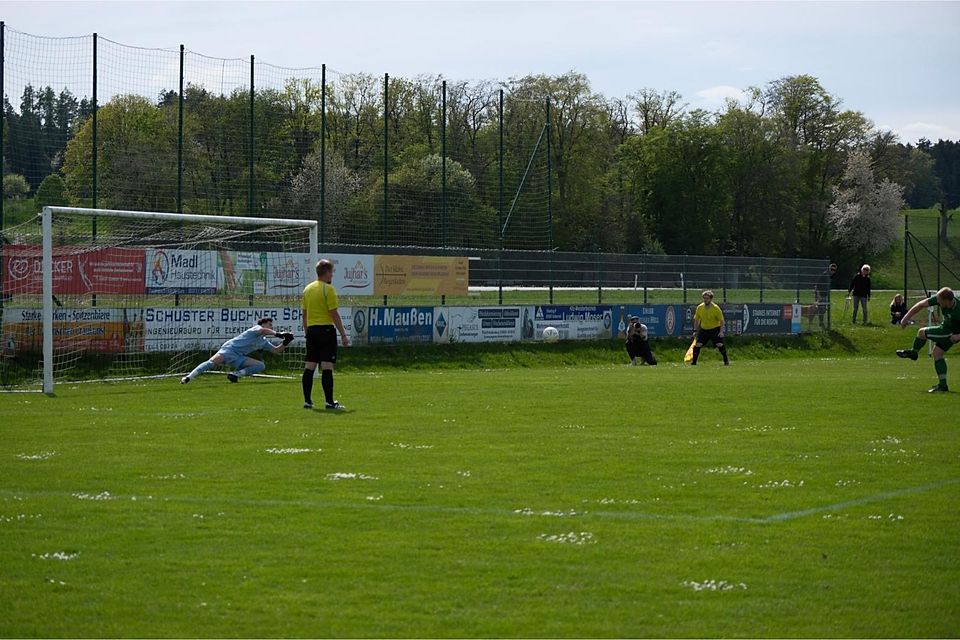 Philipp Asenbeck scheitert aus 11 Metern an SBR Keeper Deckert